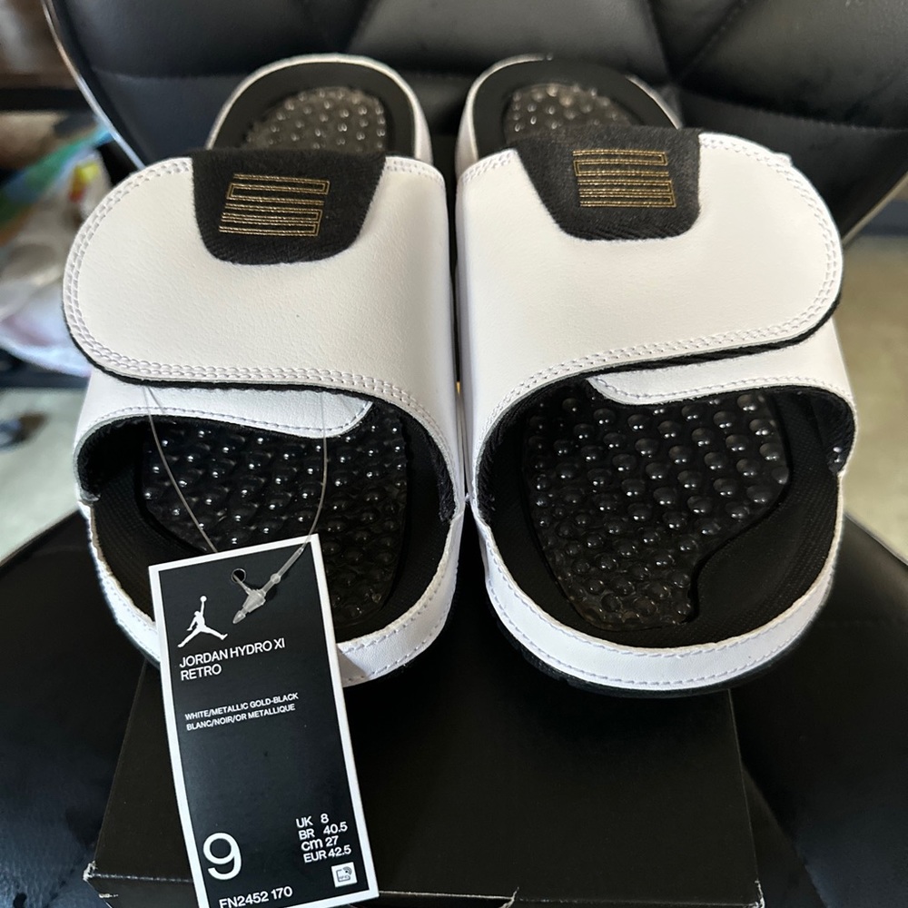 Brand new Jordan hydro XI men rare.